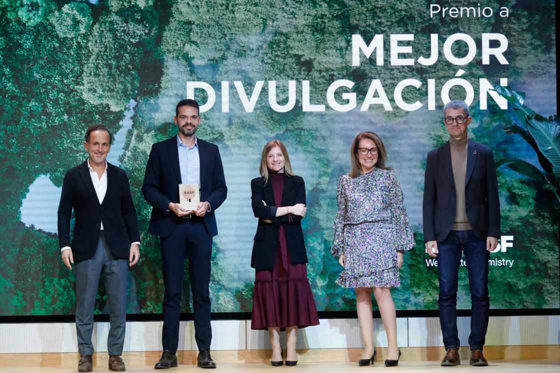 MADRID, 08/11/2023.- Alberto Casillas (2i), director de la revista "Retema", durante la ceremonia de entrega de la V Edición de los Premios de Economía Circular de BASF en España durante el año 2023 , este miércoles en Madrid.- EFE/ David Fernández
