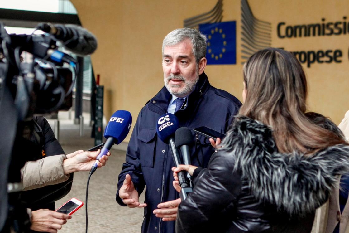 BRUSELAS, 17/11/2023.-El presidente de Canarias, Fernando Clavijo, realiza declaraciones tras su reunión este viernes en Bruselas con la comisaria europea de Interior, Ylva Johansson, , para exponerle su preocupación sobre la situación migratoria en las islas y demandar apoyo de los organismos comunitarios.- EFE/ Pablo Garrigós