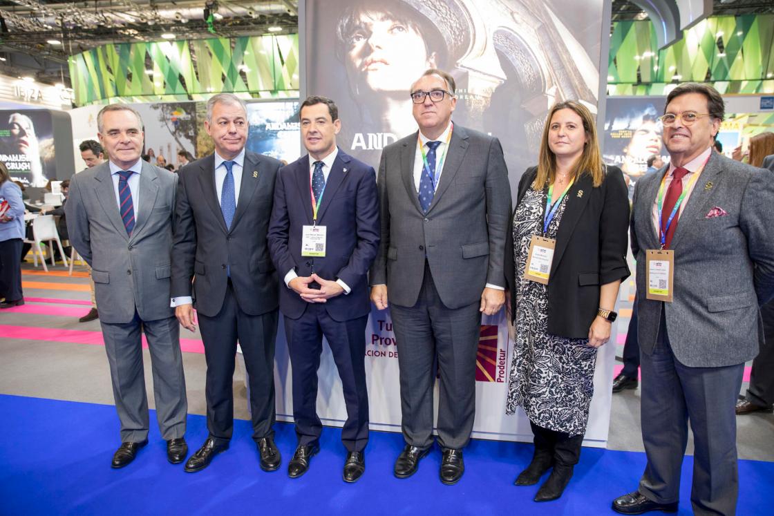 LONDRES (REINO UNIDO), 06/11/2023.- El presidente de la Junta de Andalucía, Juanma Moreno, y el consejero de Turismo, Arturo Bernal, este lunes, recorren la World Travel Market de Londres. El pabellón andaluz luce renovado en la World Travel Market con el despliegue de la "Andalusian Crush". De su protagonista, Peter Dinklage, se habla mucho, no de otro Pedro (Sánchez) que acapara el debate político nacional, al que el presidente andaluz, Juanma Moreno, no ha dedicado ni un minuto. EFE/ Angeles Rodenas