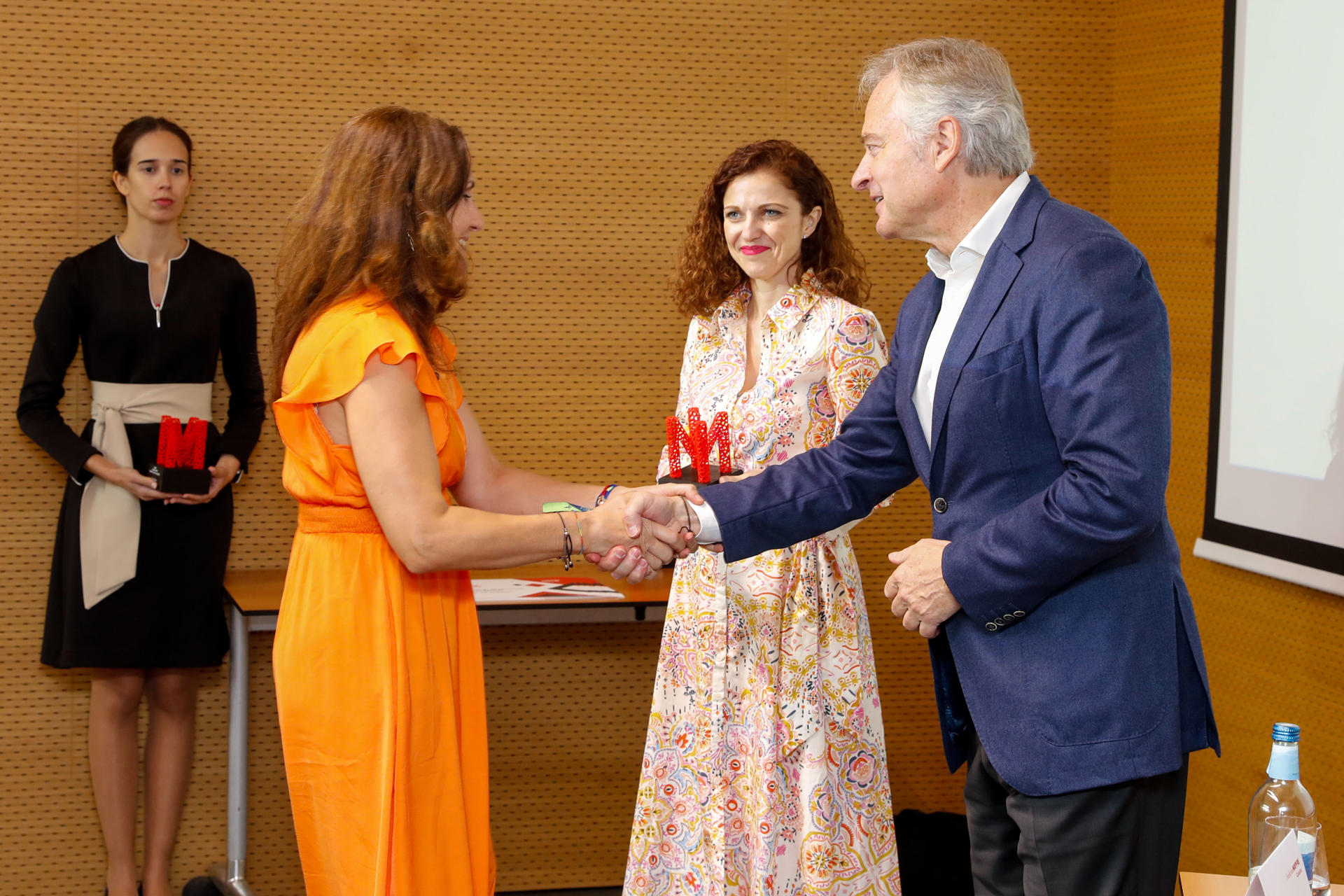 GRAFCAN725. LAS PALMAS DE GRAN CANARIA, 17/11/2023.- El presidente de la Fundación Mapfre Canarias, Ignacio Baeza (d), y la directora general de Servicios Sociales e Inmigración de la comunidad autónoma, Elizabeth Santana (2d), entregaron este viernes los premios sociales que cada año concede la entidad y sus ayudas a proyectos benéficos de colectivos civiles. EFE/ Elvira Urquijo A.