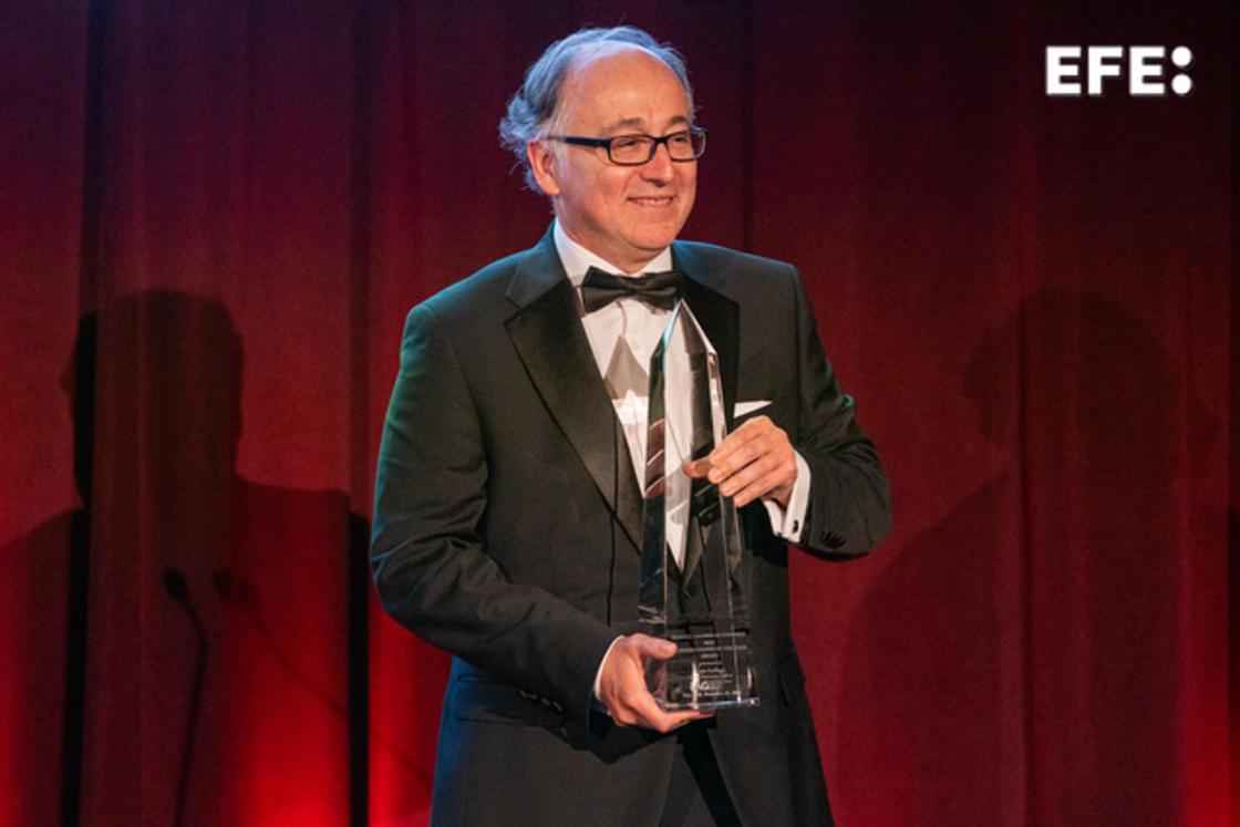 Luis Gallego, CEO de IAG (International Airlines Group), recibe el premio al Empresario del Año 2023, otorgado por la Cámara de Comercio de España. EFE/ Angel Colmenares