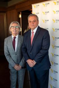 MADRID, 06/11/2023.- El presidente de la Cámara Comercio de Bogotá, Ovidio Claros (d), y el embajador de Colombia en España, Eduardo Ávila, posan durante su participación en la reunión de representantes de la Cámara de Comercio de Bogotá (CCB) con empresarios españoles del Consejo Empresarial Alianza por Iberoamérica (CEAPI), este lunes en Madrid. EFE/ Fernando Villar