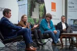 BARCELONA (ESPAÑA), 16/11/2023.-El presidente y consejero delegado de Ericsson Iberia, Andrés Vicente (i); la directora general de red de Orange España, Mónica Sala (2i); el catedrático de la Universidad Politécnica de Cataluña (UPC) (2d) y director de la Fundación i2CAT, Josep Paradells y el socio fundador y co-CEO de Nae, Cristóbal Escoda (d) este jueves en Barcelona en que la Agencia EFE, en colaboración con Orange, ha organizado el encuentro informativo EFE Fórum "Redes 5G+, un impulso decisivo hacia la sostenibilidad. EFE/ Marta Pérez