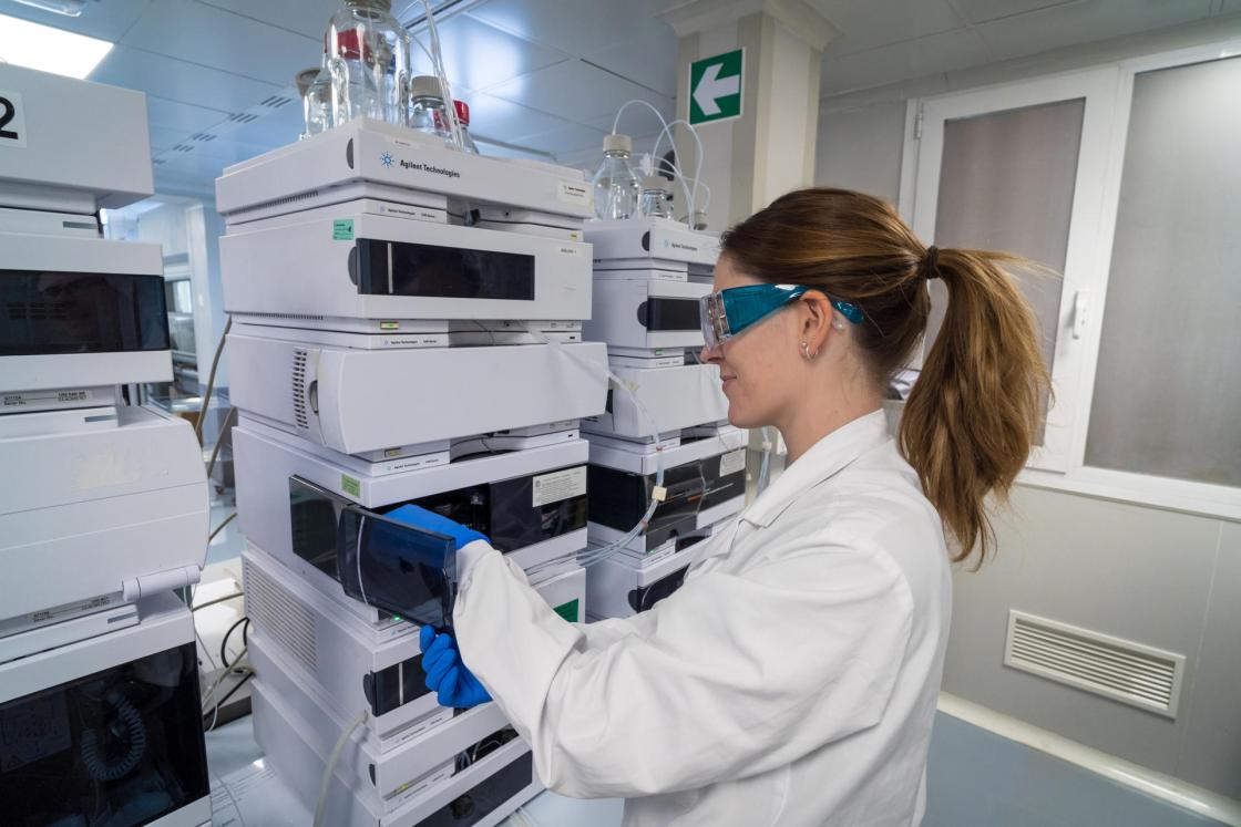 Equipos de Cromatografía Líquida de Alta Resolución (HPLC) para el análisis de principios activos, ubicados en el laboratorio de Control de Calidad de B. Braun en la planta de Jaén.