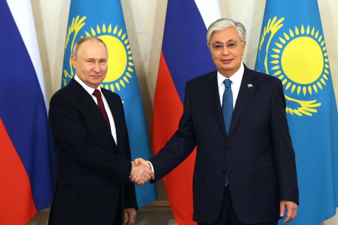 Astana (Kazakhstan), 08/11/2023.- Russian President Vladimir Putin (L) and Kazakh President Kassym-Jomart Tokayev shake hands during a meeting at the Akorda presidential residence in Astana, Kazakhstan,09 November 2023. Vladimir Putin is one day official visit to Kazakhstan. (Kazajstán, Rusia) EFE/EPA/KONSTANTIN ZAVRAZHIN /SPUTNIK/KREMLIN POOL / POOL MANDATORY CREDIT