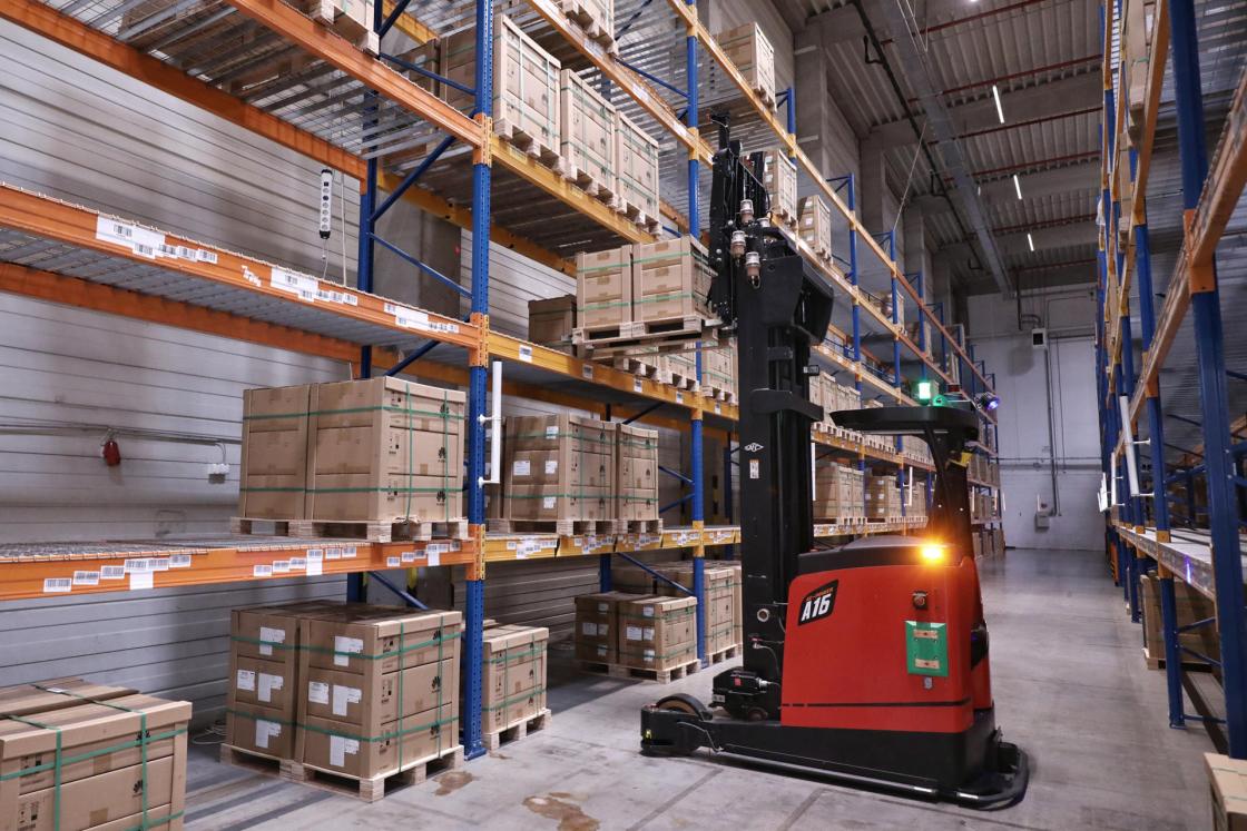 BUDAPEST, 11/11/2023.- An automated forklift, thanks to the 5G mobile network, loads and unloads pallets and boxes at Huawei's European distribution and manufacturing center in Budapest, Hungary. It has been a topic of discussion for years, and although its deployment in Europe is slower than expected, 5G mobile technology is beginning to make its way into factories and logistics centers, populating their warehouses with sensors, and replacing the old forklifts driven by operators with newer ones that now scurry around alone, automatically, thanks to the help of cameras. EFE/ Tyukodi Laszlo