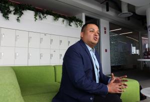 El oncólogo Camilo Moreno, habla el 21 de noviembre de 2023, durante una entrevista con EFE, en la Ciudad de México (México). EFE/Alex Cruz
