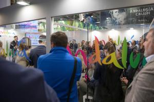 LONDRES (REINO UNIDO), 06/11/2023.- El presidente de la Junta de Andalucía, Juanma Moreno (i), ofrece una rueda de prensa este lunes, durante la World Travel Market de Londres. El pabellón andaluz luce renovado en la World Travel Market con el despliegue de la "Andalusian Crush". De su protagonista, Peter Dinklage, se habla mucho, no de otro Pedro (Sánchez) que acapara el debate político nacional, al que el presidente andaluz, Juanma Moreno, no ha dedicado ni un minuto. EFE/ Angeles Rodenas