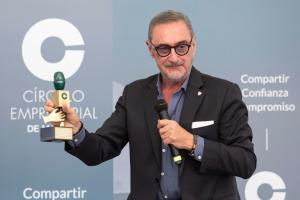 GRAFAND6826. MÁLAGA, 22/11/2023.- El periodista Carlos Herrera durante su intervención hoy en el almuerzo coloquio organizado por el Círculo Empresarial de Málaga, donde aseguró que cree que el nuevo Gobierno de Pedro Sánchez "va a durar mínimo tres años", ya que está aupado por "borrachos que se sostienen unos a otros", ha dicho en alusión a los grupos parlamentarios que han facilitado la investidura, entre ellos los independentistas vascos y catalanes. EFE/ Daniel Pérez