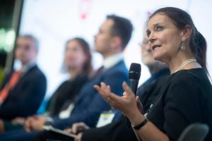 GRAFCAT6223. BARCELONA, 09/11/2023.- La directora del departamento de empresas sostenibles, productividad y transición justa de la International Labour Organization (ILO), Rie Vejs-Kjeldgaard, en la presentación de los resultados de la iniciativa llevada a cabo por la Alianza Global de Zonas Económicas Especiales (GASEZ) para que estas zonas económicas especiales contribuyan a los objetivos de desarrollo sostenible de Naciones Unidas. EFE/Marta Pérez