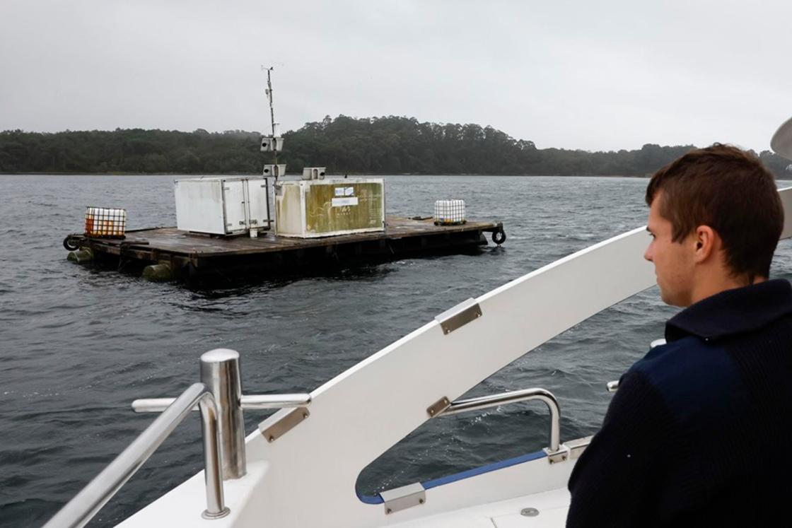 SANTIAGO DE COMPOSTELA, 03/11/2023.- Un chico observa la plataforma costera meteorológica en la ría de Arousa, durante su visita organizada, que forma parte del proyecto MarRISK, financiado por el Fondo Europeo de Desarrollo Regional FEDER a través del Programa Interreg V-A España-Portugal (POCTEP), dentro de las actividades organizadas por la celebración de la jornada del programa de cooperación transfronteriza Interreg España-Portugal (POCTEP) de la UE, en el que se impulsan proyectos de colaboración hispanoportuguesa, celebrado en Santiago de Compostela este viernes dentro del marco de la presidencia española de la Unión Europea. EFE/Lavandeira jr