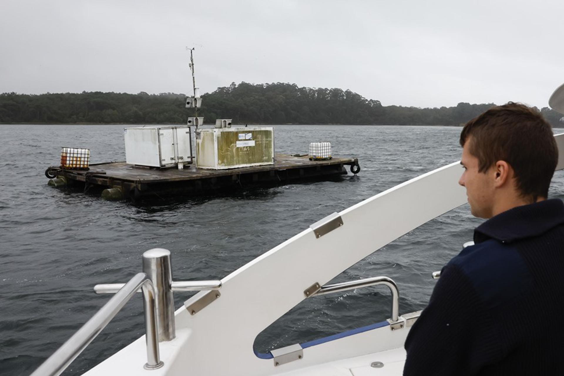 SANTIAGO DE COMPOSTELA, 03/11/2023.- Un chico observa la plataforma costera meteorológica en la ría de Arousa, durante su visita organizada, que forma parte del proyecto MarRISK, financiado por el Fondo Europeo de Desarrollo Regional FEDER a través del Programa Interreg V-A España-Portugal (POCTEP), dentro de las actividades organizadas por la celebración de la jornada del programa de cooperación transfronteriza Interreg España-Portugal (POCTEP) de la UE, en el que se impulsan proyectos de colaboración hispanoportuguesa, celebrado en Santiago de Compostela este viernes dentro del marco de la presidencia española de la Unión Europea. EFE/Lavandeira jr