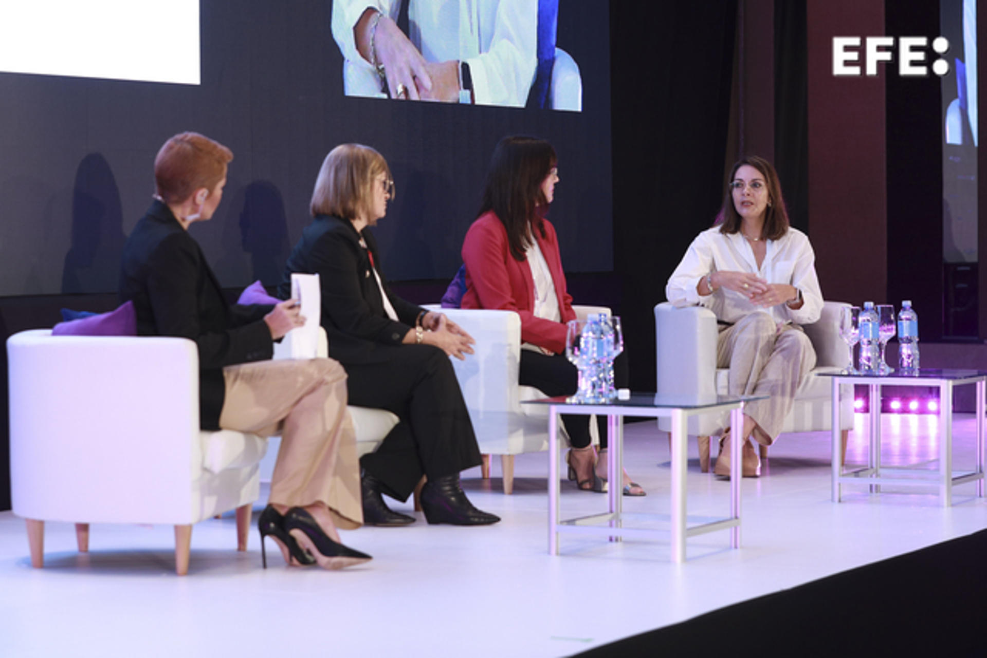 La gerente de operaciones, Clínicas en Roche CACV, Virginia Cozzi Vilches (2-i), la médica diabetóloga de Argentina Carolina Gómez Martin (2-d) y la exministra de salud de Ecuador Ximena Garzón Villalba (d) participan hoy del Roche Press Day en Ciudad de Panamá (Panamá).EFE/Gerardo Pesantez
