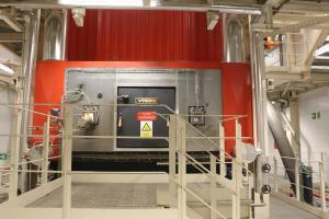 Caldera que utiliza los posos de café Nestlé en la planta de Girona.