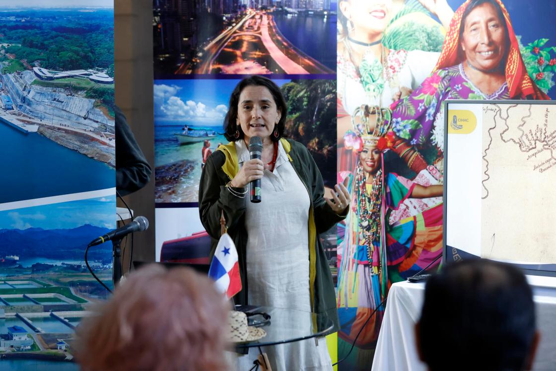 La escritora panameña Marixa Lasso se presenta en la feria del libro, el 17 de noviembre 2023, en el Centro Cultural Estación Mapocho, en Santiago (Chile). EFE/ Elvis González 