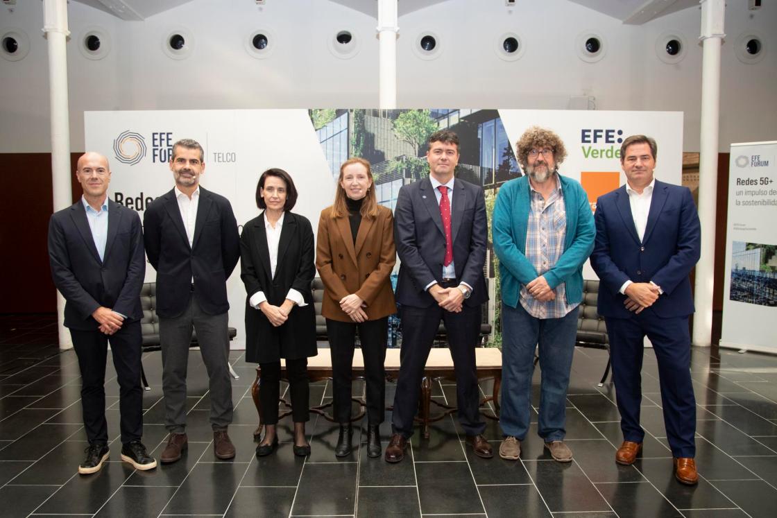 BARCELONA (ESPAÑA), 16/11/2023.-El delegado de la agencia EFE en Cataluña y moderador del acto, Leandro Lamor (i); el socio fundador y co-CEO de Nae, Cristóbal Escoda (2i) la vicepresidenta en funciones de la Comisión Nacional del Mercado de la Competencia, Pilar Sánchez (3i); la directora general de red de Orange España, Mónica Sala (4i); el secretario general de Telecomunicaciones, Matías González (5i); el catedrático de la Universidad Politécnica de Cataluña (UPC) y director de la Fundación i2CAT, Josep Paradells (2d) y el presidente y consejero delegado de Ericsson Iberia, Andrés Vicente (d) este jueves en Barcelona en que la Agencia EFE, en colaboración con Orange, ha organizado el encuentro informativo EFE Fórum "Redes 5G+, un impulso decisivo hacia la sostenibilidad. EFE/ Marta Pérez