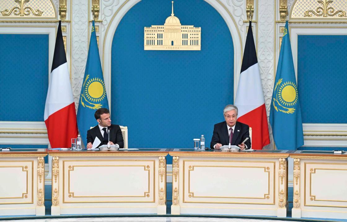 Astana (Kazakhstan), 01/11/2023.- A handout photo made available by Kazakhstan President Press Service shows Kazakhstan's President Kassym-Jomart Tokayev (R) and France's President Emmanuel Macron (L) attend documents signing ceremony in Astana, Kazakhstan, 01 November 2023. EFE/EPA/KAZAKHSTAN PRESIDENT PRESS SERVICE / HANDOUT HANDOUT EDITORIAL USE ONLY/NO SALES HANDOUT EDITORIAL USE ONLY/NO SALES