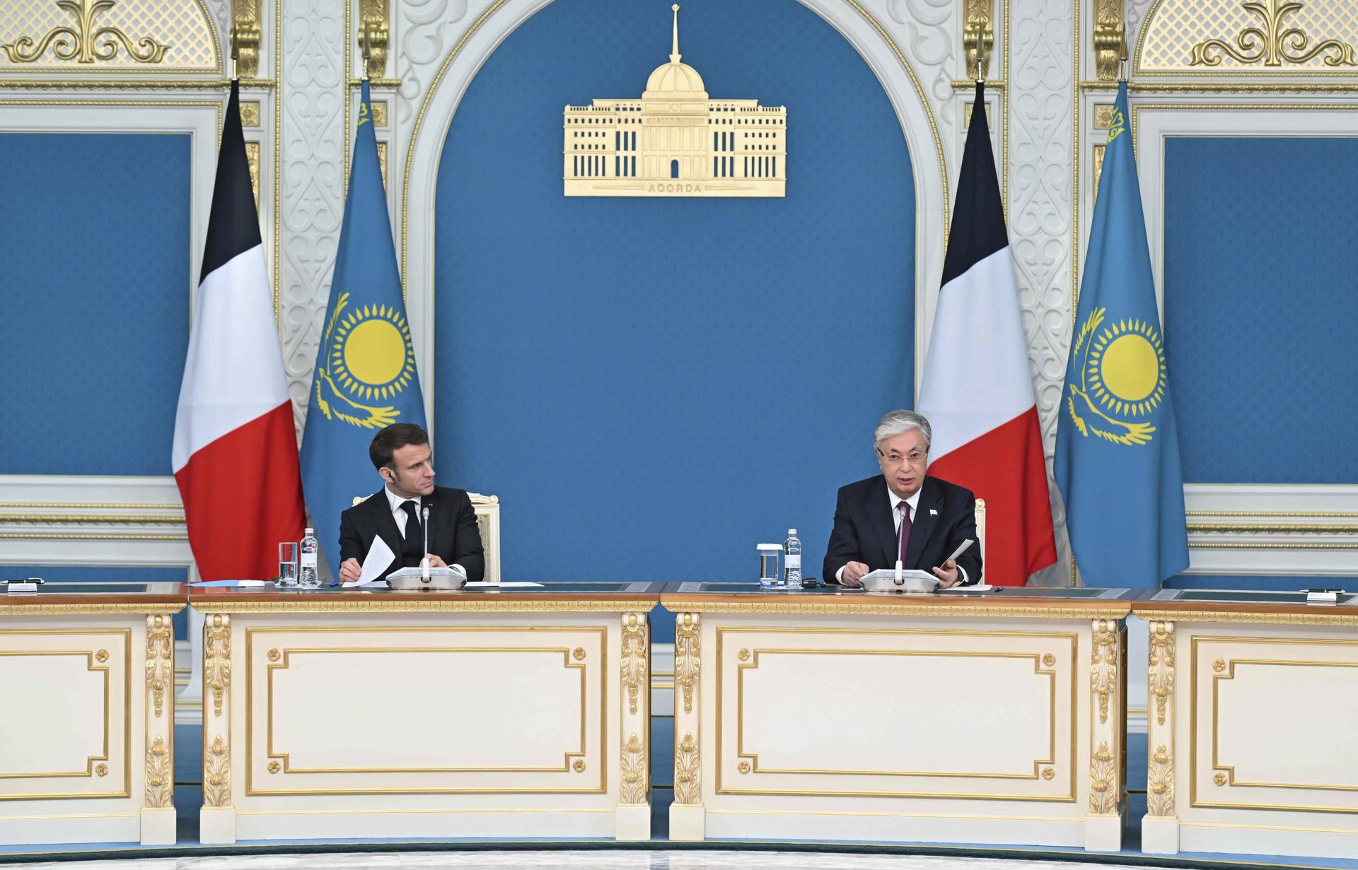Astana (Kazakhstan), 01/11/2023.- A handout photo made available by Kazakhstan President Press Service shows Kazakhstan's President Kassym-Jomart Tokayev (R) and France's President Emmanuel Macron (L) attend documents signing ceremony in Astana, Kazakhstan, 01 November 2023. EFE/EPA/KAZAKHSTAN PRESIDENT PRESS SERVICE / HANDOUT HANDOUT EDITORIAL USE ONLY/NO SALES HANDOUT EDITORIAL USE ONLY/NO SALES