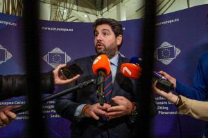 BRUSELAS (BÉLGICA), 29/11/2023.- El presidente de la región de Murcia, Fernando López Miras, realiza declaraciones a los medios antes del debate del Comité Europeo de las Regiones celebrado este miércoles en Bruselas (Bélgica). EFE/ Pablo Garrigós