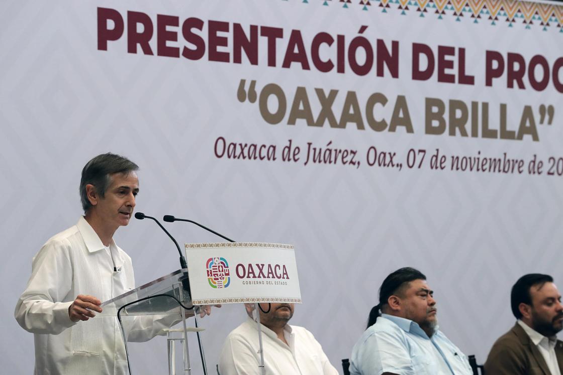 Fotografía cedida hoy por Iberdrola México, de su director ejecutivo Enrique Alba (i), mientras habla durante un acto protocolario en la ciudad de Oaxaca (México). EFE/ Iberdrola México / SOLO USO EDITORIAL/ SOLO DISPONIBLE PARA ILUSTRAR LA NOTICIA QUE ACOMPAÑA (CRÉDITO OBLIGATORIO) 