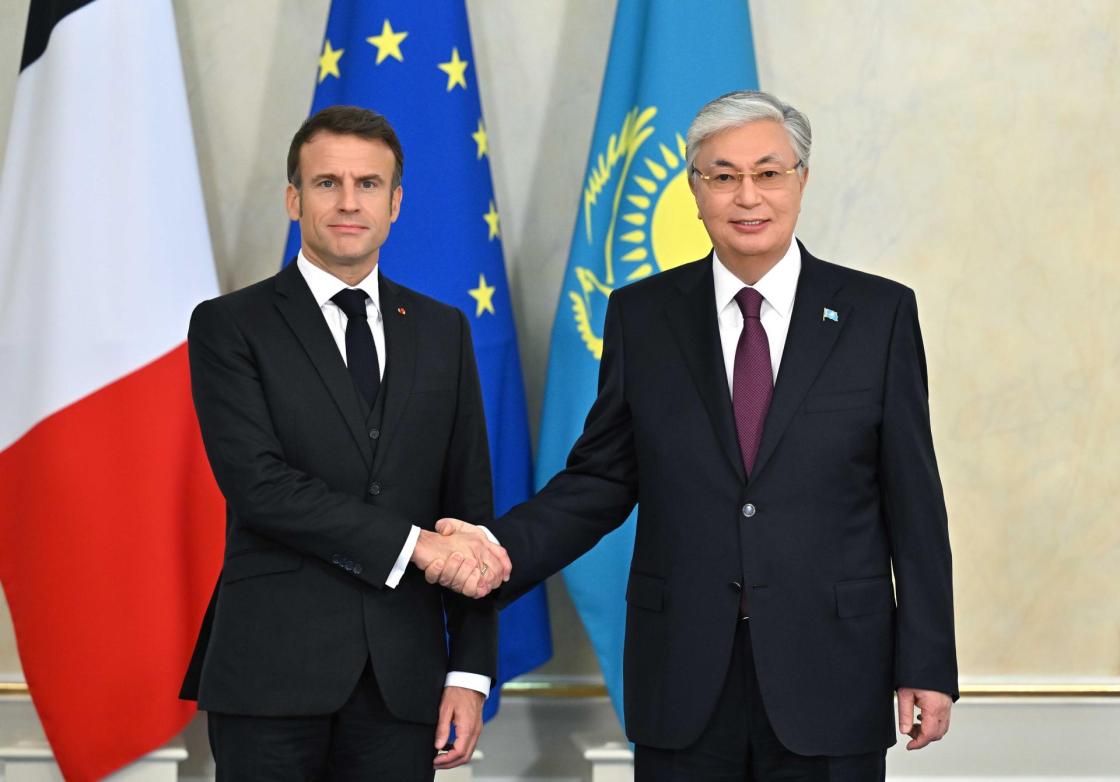 Astana (Kazakhstan), 01/11/2023.- A handout photo made available by Kazakhstan President Press Service shows Kazakhstan's President Kassym-Jomart Tokayev (R) and France's President Emmanuel Macron (L) shake hands during a welcoming ceremony in Astana, Kazakhstan, 01 November 2023. French President Emmanuel Macron pays an official visit to Kazakhstan on November 1, and Uzbekistan on November 2. Issues of strengthening trade, economic, investment and energy cooperation and transport will be discussed in Astana and Tashkent. And the main issue will be negotiations on uranium supplies to France. EFE/EPA/KAZAKHSTAN PRESIDENT PRESS SERVICE / HANDOUT/ EDITORIAL USE ONLY/NO SALES.