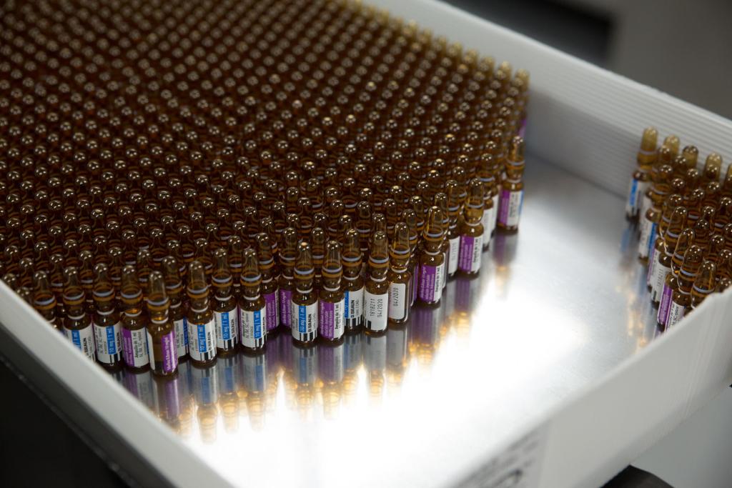 Proceso de etiquetado de ampollas. Se verifica la fórmula mediante anillo de colores y código Laetus