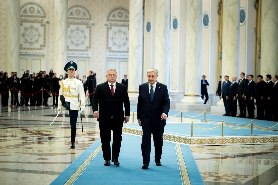 Astana (Kazakhstan), 02/11/2023.- A handout photo made available by the Hungarian PM's Press Office shows Hungarian Prime Minister Viktor Orban (L) and Kazakhstan President Kassym-Jomart Tokayev (R) during Orban's official welcome ceremony in Astana, Kazakhstan, 02 November 2023. EFE/EPA/ZOLTAN FISCHER / HANDOUT HANDOUT EDITORIAL USE ONLY/NO SALES HANDOUT EDITORIAL USE ONLY/NO SALES