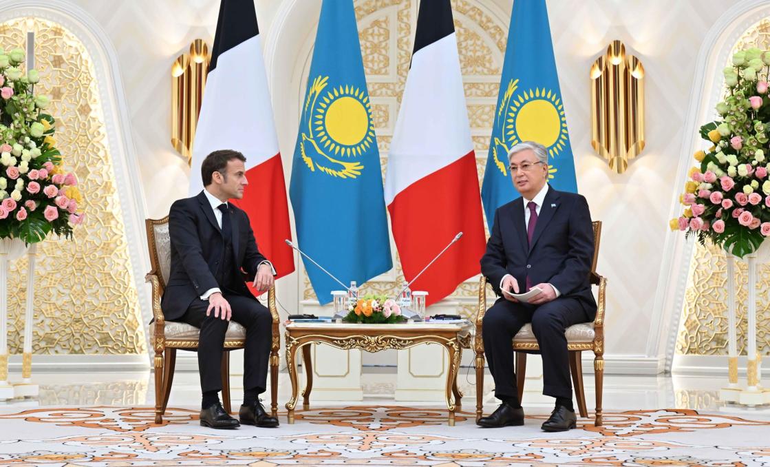 Astana (Kazakhstan), 01/11/2023.- A handout photo made available by Kazakhstan President Press Service shows Kazakhstan's President Kassym-Jomart Tokayev (R) and France's President Emmanuel Macron (L) during their meeting in Astana, Kazakhstan, 01 November 2023. French President Emmanuel Macron pays an official visit to Kazakhstan on November 1, and Uzbekistan on November 2. Issues of strengthening trade, economic, investment and energy cooperation and transport will be discussed in Astana and Tashkent. And the main issue will be negotiations on uranium supplies to France. EFE/EPA/KAZAKHSTAN PRESIDENT PRESS SERVICE / HANDOUT/ EDITORIAL USE ONLY/NO SALES. 