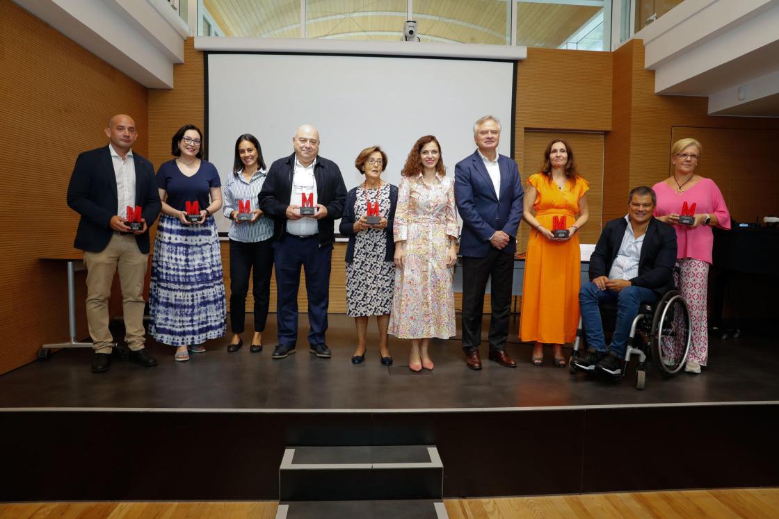 LAS PALMAS DE GRAN CANARIA, 17/11/2023.- El presidente de la Fundación Mapfre Canarias, Ignacio Baeza (4d), y la directora general de Servicios Sociales e Inmigración de la comunidad autónoma, Elizabeth Santana (5d), entregaron este viernes los premios sociales que cada año concede la entidad y sus ayudas a proyectos benéficos de colectivos civiles. EFE/ Elvira Urquijo A.
