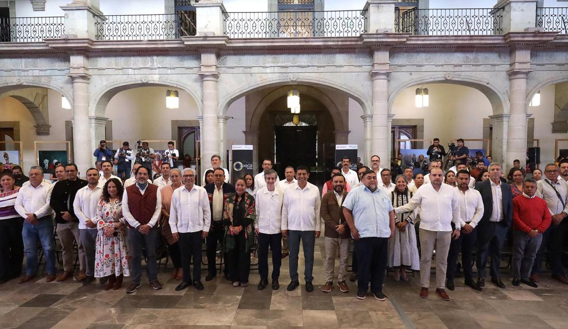 Fotografía cedida hoy por Iberdrola México, de su director ejecutivo Enrique Alba (c-i) y el gobernador del estado Salomón Jara Cruz (c-d), mientras posan al término de un acto protocolario en la ciudad de Oaxaca (México). EFE/ Iberdrola México / SOLO USO EDITORIAL/ SOLO DISPONIBLE PARA ILUSTRAR LA NOTICIA QUE ACOMPAÑA (CRÉDITO OBLIGATORIO)