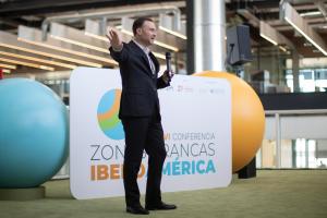 GRAFCAT6145. BARCELONA, 08/11/2023.- El socio director de la práctica de Impuestos y Legal de EY, Rafael Sayagués, durante su participación en la XXVI Conferencia de las Zonas Francas de Iberoamérica, que se celebra entre el 8 y el 10 de noviembre en la capital catalana, un encuentro para proyectar nuevos horizontes en el sector. EFE/Marta Pérez