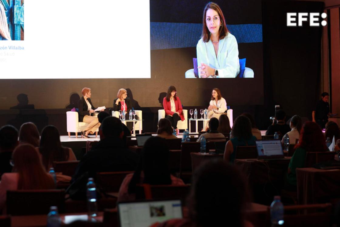 La gerente de operaciones, Clínicas en Roche CACV, Virginia Cozzi Vilches (2-i), la médica diabetóloga de Argentina Carolina Gómez Martin (2-d) y la exministra de salud de Ecuador Ximena Garzón Villalba (d) participan hoy del Roche Press Day en Ciudad de Panamá (Panamá). EFE/Gerardo Pesantez