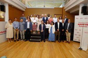 LAS PALMAS DE GRAN CANARIA, 17/11/2023.- El presidente de la Fundación Mapfre Canarias, Ignacio Baeza, y la directora general de Servicios Sociales e Inmigración de la comunidad autónoma, Elizabeth Santana, entregaron este viernes los premios sociales que cada año concede la entidad y sus ayudas a proyectos benéficos de colectivos civiles. EFE/ Elvira Urquijo A.