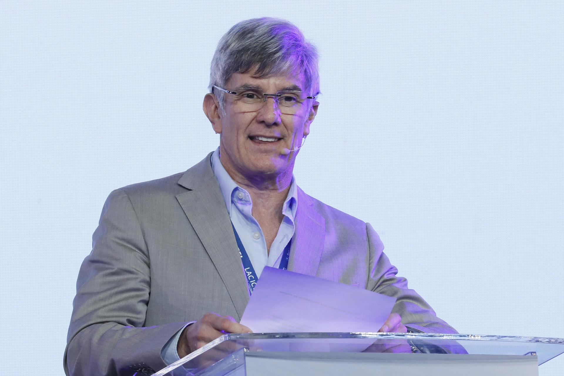 El director editorial de América de la Agencia EFE, Manuel Fuentes, habla durante el foro LAC ICT Talent Summit, hoy en Bogotá (Colombia). EFE/ Carlos Ortega