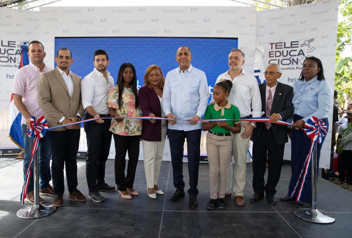 Nelson Arroyo (c), presidente del Consejo Directivo del Instituto Dominicano de las Telecomunicaciones(INDOTEL) y Alejandro Jordan (3-d) representante de Hispasat, participan en la ceremonia en la escuela Los Montones, donde el gobierno dominicano e HISPASAT dejan instaladas aulas digitales vía Satélite, para impulsar la educación en zonas remotas con la que se beneficiarán a 300 estudiantes, hoy en Los Montones (República Dominicana). EFE/ Orlando Barría