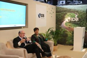 La directora del Fondo Monetario Internacional (FMI), Kristalina Georgieva, y el presidente del Banco Interamericano de Desarrollo (BID), Ilan Goldfajn, hablan sobre el futuro de la financiación sostenible en un acto celebrado durante la COP28 de Dubái. EFE/José Miguel Pascual Labrador