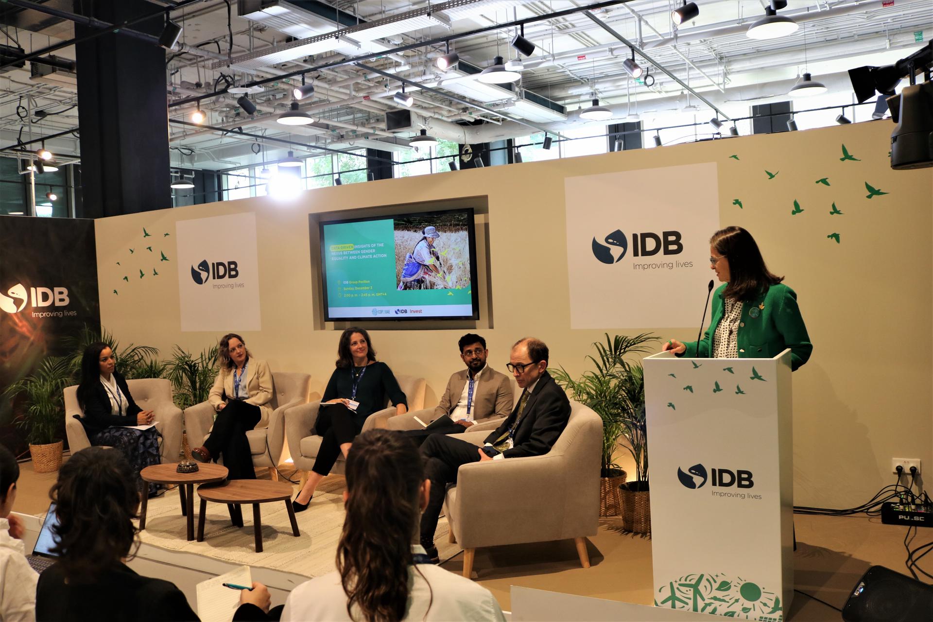 La embajadora canadiense para el Cambio Climático, Catherine Stewart, incidió en que las mujeres están entre las más afectados por el cambio climático, en una mesa redonda organizada por el Banco Interamericano de Desarrollo (BID) durante la COP28 de Dubái. EFE/José Miguel Pascual