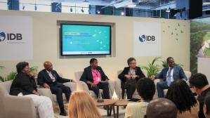 Representantes de países de la región del Caribe, en el marco de la COP28 de Dubái, durante la presentación de la plataforma One Caribbean del Banco Interamericano de Desarrollo (BID). EFE/José Miguel Pascual Labrador