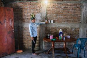 Fotografía cedida por Iberdrola México donde se observa a una persona encendiendo un interruptor eléctrico en el poblado de Cachimbo, estado de Oaxaca (México). EFE/ Iberdrola México / SOLO USO EDITORIAL/ SOLO DISPONIBLE PARA ILUSTRAR LA NOTICIA QUE ACOMPAÑA (CRÉDITO OBLIGATORIO)