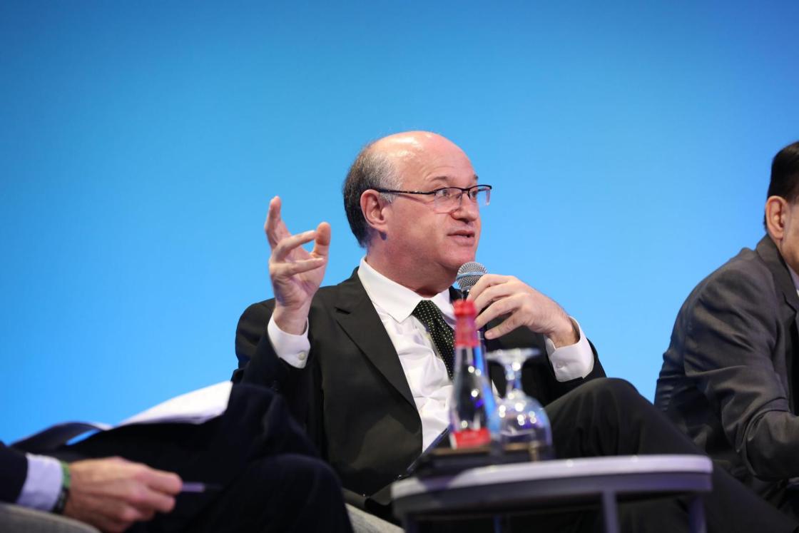 El presidente del Banco Interamericano de Desarrollo (BID), Ilan Goldfajn, habló este lunes en la COP28 sobre la plataforma que conforman ocho organizaciones internacionales e instituciones financieras de desarrollo para lograr mediante bonos verdes, entre otros instrumentos, una financiación soberana sostenible vinculada al clima y la naturaleza. El BID y la Corporación Financiera Internacional para el Desarrollo (DFC) de Estados Unidos supervisarán inicialmente esta iniciativa. EFE/BID/IMAGEN CEDIDA
