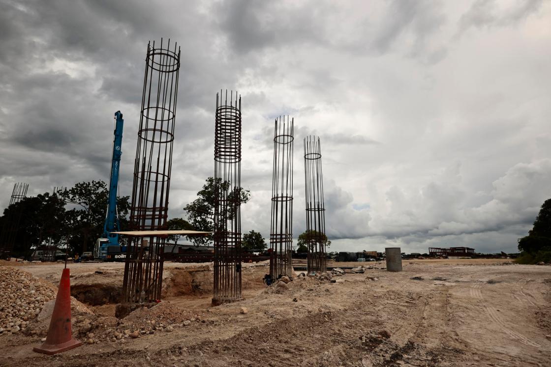 Fotografía de las obras del Tren Maya en los Tramos 5, 6 y 7, que comprenden las ciudades de Cancún, Playa del Carmen, Tulum y Chetumal, en Bacalar, estado de Quintana Roo (México). EFE/ José Méndez 