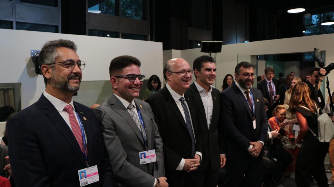 El gobernador del Estado de Pará, Helder Barbalho (2d); y el presidente del BID, Ilan Goldfajn (c), junto a otros gobernadores brasileños de la zona del Amazonas en un acto en la COP28 de Dubái. EFE/José Miguel Pascual Labrador