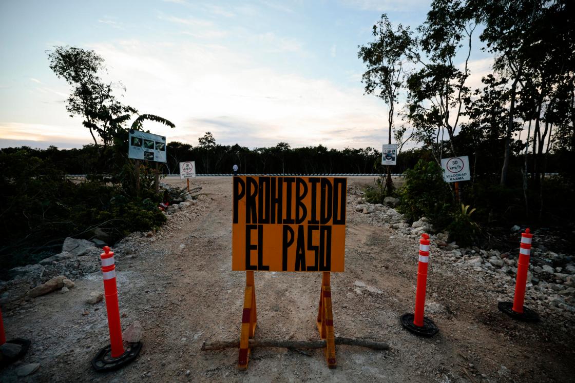 Fotografía de un letrero en las obras del Tren Maya en los Tramos 5, 6 y 7, que comprenden las ciudades de Cancún, Playa del Carmen, Tulum y Chetumal, en Bacalar, estado de Quintana Roo (México). EFE/ José Méndez 
