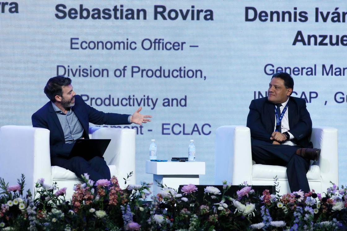 l oficial regional para América Latina y el Caribe de la UNESCO, Fernando Salvatierra (i), habla hoy durante el foro LAC ICT Talent Summit en Bogotá (Colombia). EFE/ Carlos Ortega