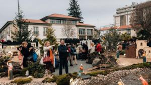 En la foto, turistas contemplan el belen natural/ foto_Presépio