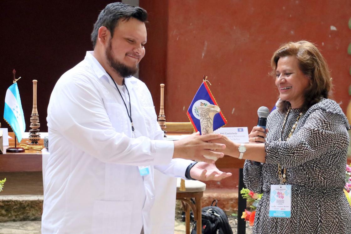 La ministra hondureña de Turismo, Yadira Gómez (d), le traspasa la presidencia pro tempore de la Organización Mundo Maya (OMM) al representante del Ministerio de Turismo y Relaciones de la Diáspora de Belice, Abil Castañeda (i) en Copán Ruinas (Honduras). EFE/Germán Reyes 