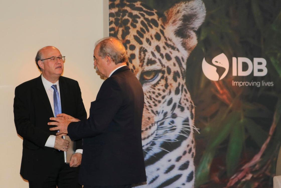 DUBÁI (EAU), 01/12/2023.- El presidente del BNDES, Aloizio Mercadante (d), y el del BID, Ilan Goldfajn, en la cumbre COP28 en Dubái, Emiratos Árabes Unidos, este viernes. EFE/José Miguel Pascual Labrador