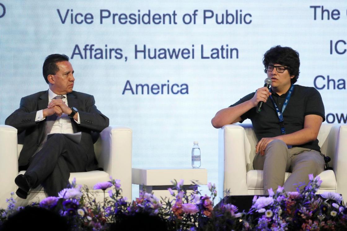 El ganador del campeonato ICPC Challenge 2023 Matheus Aires (d), habla hoy junto al vicepresidente de asuntos públicos de Huawei América Latina, César Funes (i) durante el foro regional ICT Talent Summit en Bogotá (Colombia). EFE/ Carlos Ortega