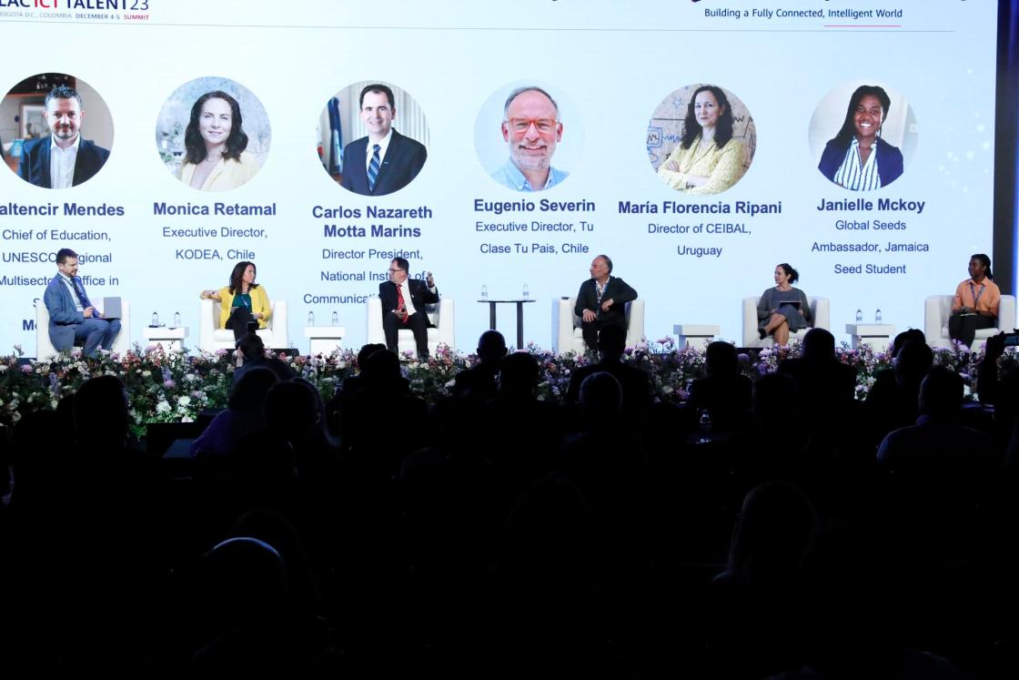 (i-d) Valtencir Mendes, jefe de Educación de la Oficina Regional de Educación para América Latina y el Caribe de la Unesco; Mónica Retamal, directora ejecutiva de KODEA Chile; Carlos Nazareth Motta, director presidente del Instituto Nacional de Comunicaciones de Brasil; Eugenio Severin, director ejecutivo de Tu Clase Tu País; María Florencia Ripani, directora de CEIBAL; y Janille Mckoy, embajadora de Global Seeds en Jamaica, participan hoy en el foro LAC ICT Talent Summit en Bogotá (Colombia). EFE/ Carlos Ortega 