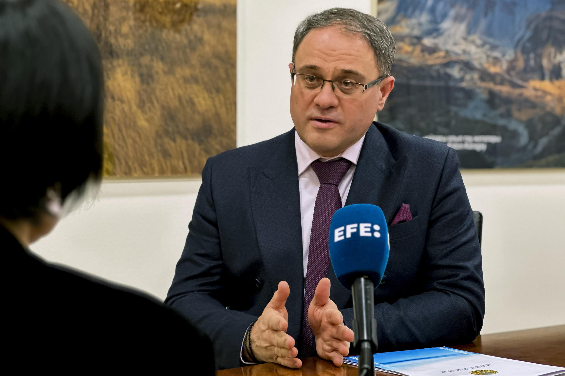 ASTANÁ, 28/12/2023.- El viceministro de Asuntos Exteriores de Kazajistán Román Vassilenko durante una entrevista con la Agencia EFE este jueves en Astaná, Kazajistán. Kazajistán, el noveno país más extenso del mundo, confía en la asistencia de España para potenciar su industria turística y convertirla en una importante fuente de ingresos del país, que este año por primera vez en su historia recibirá más de un millón de turistas. EFE/Kulpash Konyrova